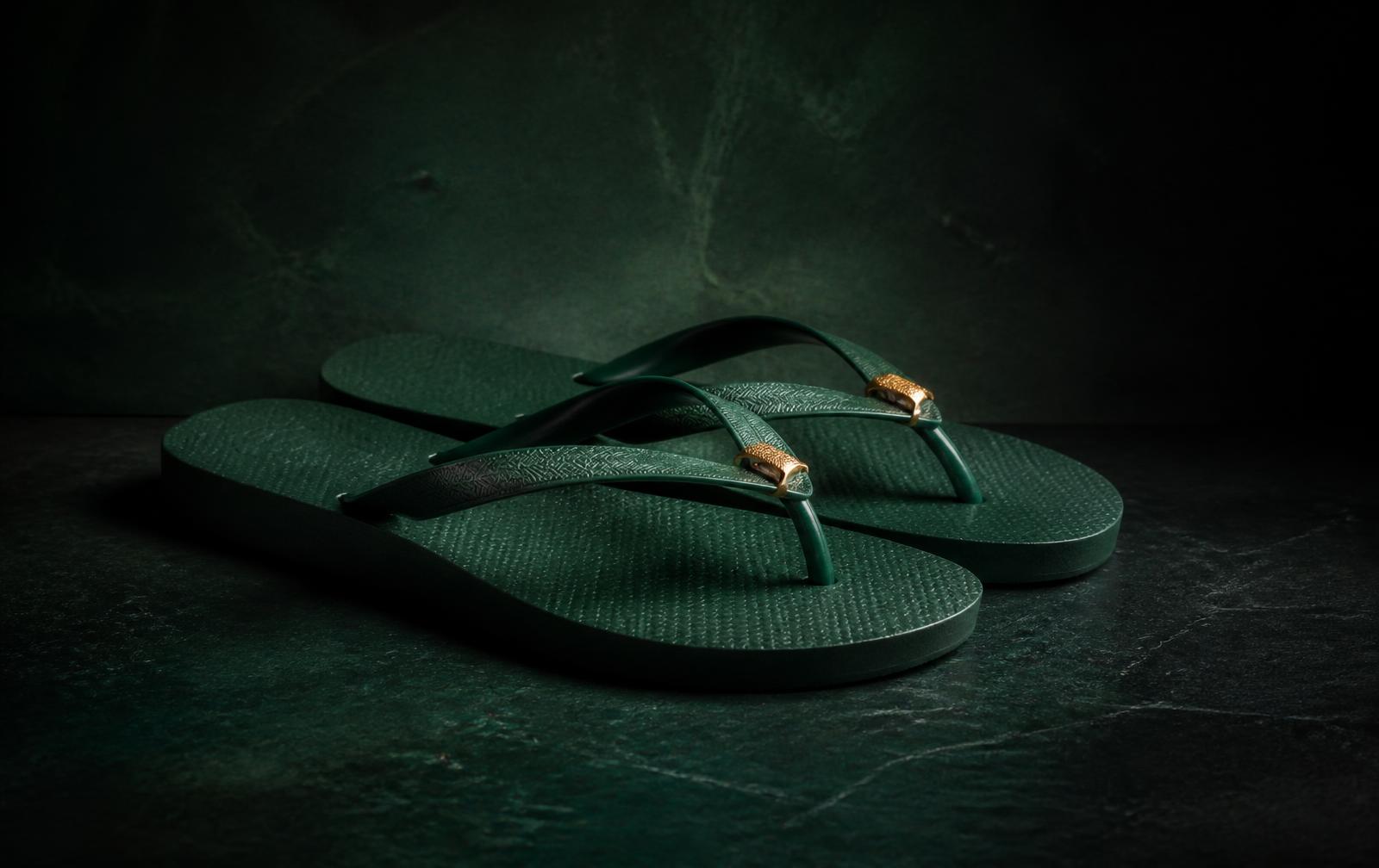 Par de chinelos Savara em verde profundo com detalhe dourado